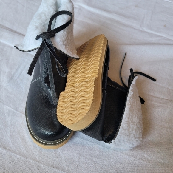 Black boots with white fur size 6 - Picture 4 of 5